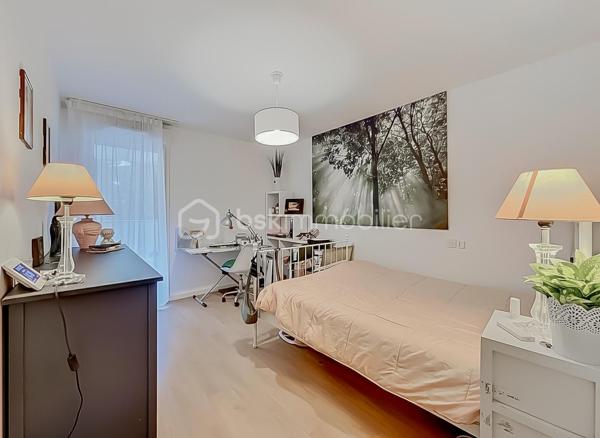 CONTACT AGENCE 06 69 53 61 29 

*** APPARTEMENT T2 AVEC LOCATAIRE EN PLACE – RÉSIDENCE SENIORS SERVICES HAUT DE GAMME À CASTELNAU-LE-LEZ ***

Situé au sein de la résidence seniors services DOMITYS Le Sextant, construite en 2017, découvrez ce charmant appartement T2 de 46 m² en rez-de-chaussée, idéal pour un investissement locatif sécurisé.

Une vidéo du bien est disponible sur demande.

Le bien :
• Appartement 2 pièces de 46 m²
• Situé en rez-de-chaussée
• Agencement fonctionnel et agréable
• Belle luminosité et prestations soignées
• Une cave en annexe pour davantage de rangement

Situation locative :
• Locataire en place depuis février
• Revenus locatifs immédiats
• Gestion simplifiée grâce à la résidence services

La résidence :
La résidence DOMITYS Le Sextant est une résidence seniors récente, reconnue pour la qualité de ses prestations et son cadre de vie sécurisé.

Elle offre à ses résidents :
• Accueil et présence 24h/24
• Restaurant sur place
• Piscine intérieure, espace bien-être et salle de sport
• Animations et espaces de convivialité
• Espaces verts et environnement agréable
• Services à la carte (ménage, assistance, etc.)

Les + pour l’investisseur :
• Résidence récente (2017)
• Standing élevé et forte attractivité locative
• Revenus sécurisés avec locataire en place
• Aucune gestion complexe au quotidien

Produit idéal pour un investissement patrimonial alliant rentabilité et tranquillité.

Pour plus d’informations ou organiser une visite, contactez-nous dès maintenant.