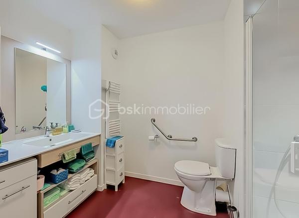 CONTACT AGENCE 06 69 53 61 29 

*** APPARTEMENT T2 AVEC LOCATAIRE EN PLACE – RÉSIDENCE SENIORS SERVICES HAUT DE GAMME À CASTELNAU-LE-LEZ ***

Situé au sein de la résidence seniors services DOMITYS Le Sextant, construite en 2017, découvrez ce charmant appartement T2 de 46 m² en rez-de-chaussée, idéal pour un investissement locatif sécurisé.

Une vidéo du bien est disponible sur demande.

Le bien :
• Appartement 2 pièces de 46 m²
• Situé en rez-de-chaussée
• Agencement fonctionnel et agréable
• Belle luminosité et prestations soignées
• Une cave en annexe pour davantage de rangement

Situation locative :
• Locataire en place depuis février
• Revenus locatifs immédiats
• Gestion simplifiée grâce à la résidence services

La résidence :
La résidence DOMITYS Le Sextant est une résidence seniors récente, reconnue pour la qualité de ses prestations et son cadre de vie sécurisé.

Elle offre à ses résidents :
• Accueil et présence 24h/24
• Restaurant sur place
• Piscine intérieure, espace bien-être et salle de sport
• Animations et espaces de convivialité
• Espaces verts et environnement agréable
• Services à la carte (ménage, assistance, etc.)

Les + pour l’investisseur :
• Résidence récente (2017)
• Standing élevé et forte attractivité locative
• Revenus sécurisés avec locataire en place
• Aucune gestion complexe au quotidien

Produit idéal pour un investissement patrimonial alliant rentabilité et tranquillité.

Pour plus d’informations ou organiser une visite, contactez-nous dès maintenant.