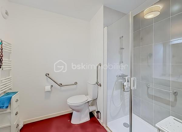CONTACT AGENCE 06 69 53 61 29 

*** APPARTEMENT T2 AVEC LOCATAIRE EN PLACE – RÉSIDENCE SENIORS SERVICES HAUT DE GAMME À CASTELNAU-LE-LEZ ***

Situé au sein de la résidence seniors services DOMITYS Le Sextant, construite en 2017, découvrez ce charmant appartement T2 de 46 m² en rez-de-chaussée, idéal pour un investissement locatif sécurisé.

Une vidéo du bien est disponible sur demande.

Le bien :
• Appartement 2 pièces de 46 m²
• Situé en rez-de-chaussée
• Agencement fonctionnel et agréable
• Belle luminosité et prestations soignées
• Une cave en annexe pour davantage de rangement

Situation locative :
• Locataire en place depuis février
• Revenus locatifs immédiats
• Gestion simplifiée grâce à la résidence services

La résidence :
La résidence DOMITYS Le Sextant est une résidence seniors récente, reconnue pour la qualité de ses prestations et son cadre de vie sécurisé.

Elle offre à ses résidents :
• Accueil et présence 24h/24
• Restaurant sur place
• Piscine intérieure, espace bien-être et salle de sport
• Animations et espaces de convivialité
• Espaces verts et environnement agréable
• Services à la carte (ménage, assistance, etc.)

Les + pour l’investisseur :
• Résidence récente (2017)
• Standing élevé et forte attractivité locative
• Revenus sécurisés avec locataire en place
• Aucune gestion complexe au quotidien

Produit idéal pour un investissement patrimonial alliant rentabilité et tranquillité.

Pour plus d’informations ou organiser une visite, contactez-nous dès maintenant.
