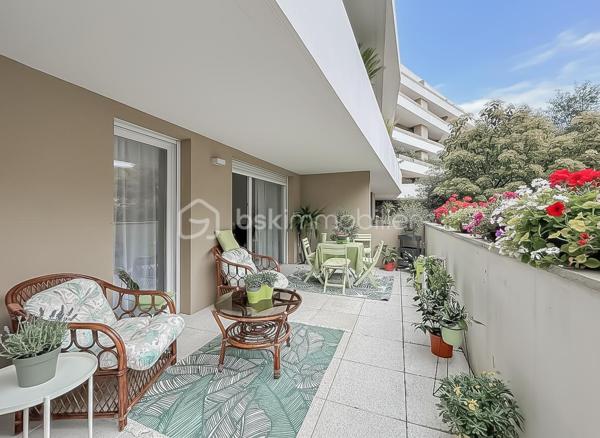 CONTACT AGENCE 06 69 53 61 29 

*** APPARTEMENT T2 AVEC LOCATAIRE EN PLACE – RÉSIDENCE SENIORS SERVICES HAUT DE GAMME À CASTELNAU-LE-LEZ ***

Situé au sein de la résidence seniors services DOMITYS Le Sextant, construite en 2017, découvrez ce charmant appartement T2 de 46 m² en rez-de-chaussée, idéal pour un investissement locatif sécurisé.

Une vidéo du bien est disponible sur demande.

Le bien :
• Appartement 2 pièces de 46 m²
• Situé en rez-de-chaussée
• Agencement fonctionnel et agréable
• Belle luminosité et prestations soignées
• Une cave en annexe pour davantage de rangement

Situation locative :
• Locataire en place depuis février
• Revenus locatifs immédiats
• Gestion simplifiée grâce à la résidence services

La résidence :
La résidence DOMITYS Le Sextant est une résidence seniors récente, reconnue pour la qualité de ses prestations et son cadre de vie sécurisé.

Elle offre à ses résidents :
• Accueil et présence 24h/24
• Restaurant sur place
• Piscine intérieure, espace bien-être et salle de sport
• Animations et espaces de convivialité
• Espaces verts et environnement agréable
• Services à la carte (ménage, assistance, etc.)

Les + pour l’investisseur :
• Résidence récente (2017)
• Standing élevé et forte attractivité locative
• Revenus sécurisés avec locataire en place
• Aucune gestion complexe au quotidien

Produit idéal pour un investissement patrimonial alliant rentabilité et tranquillité.

Pour plus d’informations ou organiser une visite, contactez-nous dès maintenant.