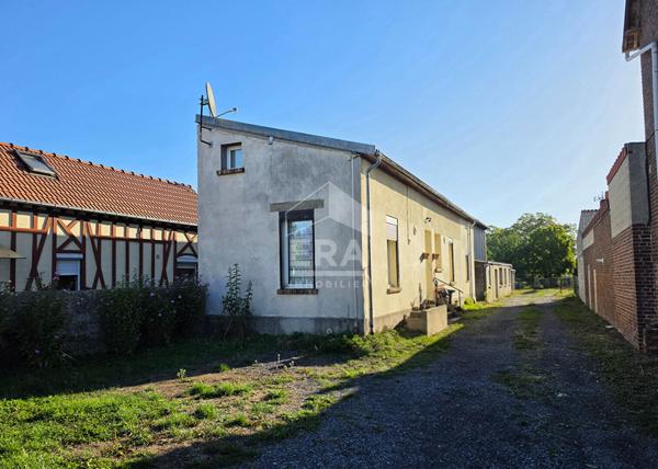 Maison individuelle habitable de plain-pied et grande dépendance aménagée