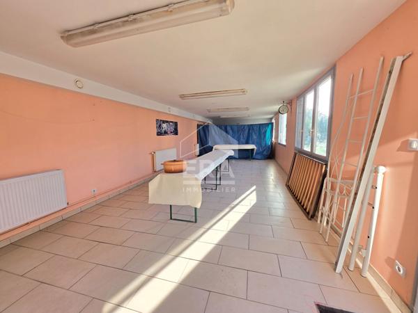 Maison individuelle habitable de plain-pied et grande dépendance aménagée