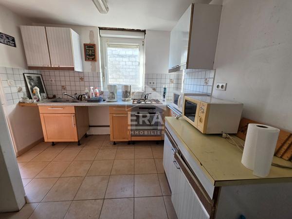 Maison individuelle habitable de plain-pied et grande dépendance aménagée