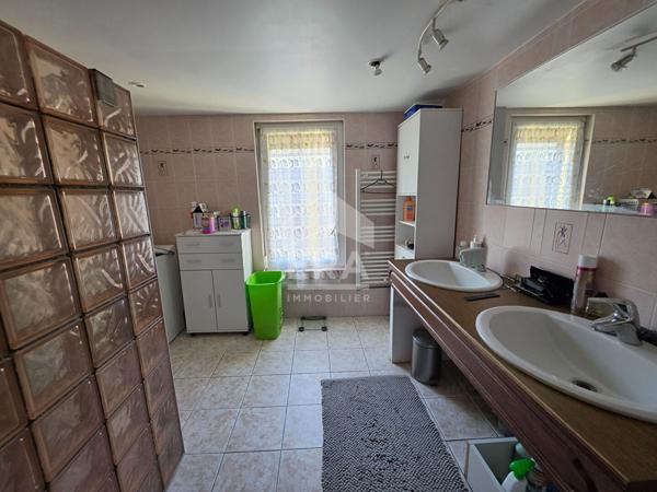 Maison individuelle habitable de plain-pied et grande dépendance aménagée