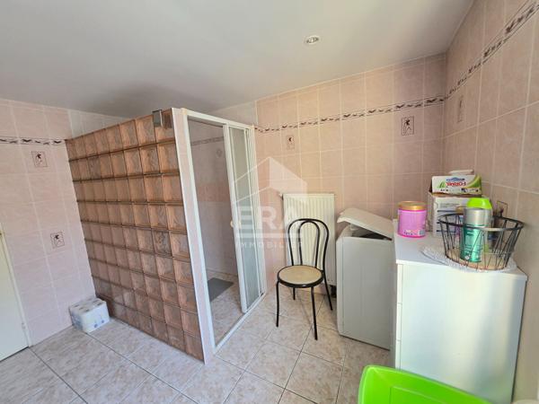 Maison individuelle habitable de plain-pied et grande dépendance aménagée
