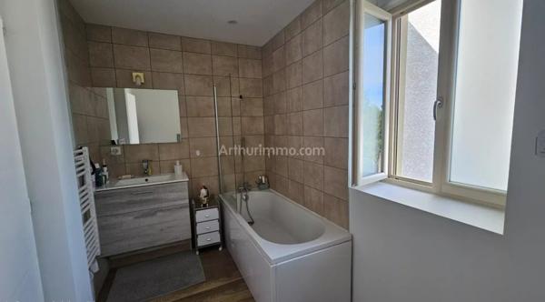 Vente                                                      Appartement
                        
                     3 pièces                      73 m2                     à Morestel