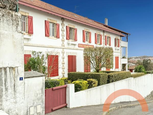 CIBOURE CENTRE – CHARME DE L’ANCIEN, 3 CHAMBRES ET 71 M² D’EXTÉRIEUR + PARKING