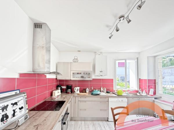 CIBOURE CENTRE – CHARME DE L’ANCIEN, 3 CHAMBRES ET 71 M² D’EXTÉRIEUR + PARKING