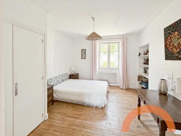 CIBOURE CENTRE – CHARME DE L’ANCIEN, 3 CHAMBRES ET 71 M² D’EXTÉRIEUR + PARKING