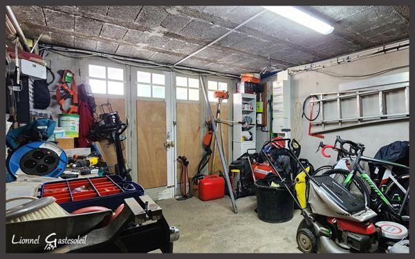 Maison sur deux niveaux 5 chambres Garages à vendre sur la commune de  PINEUILH (33)