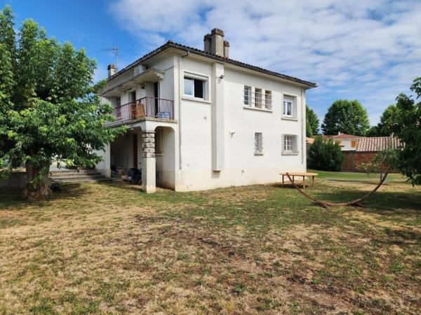 Maison sur deux niveaux 5 chambres Garages à vendre sur la commune de  PINEUILH (33)