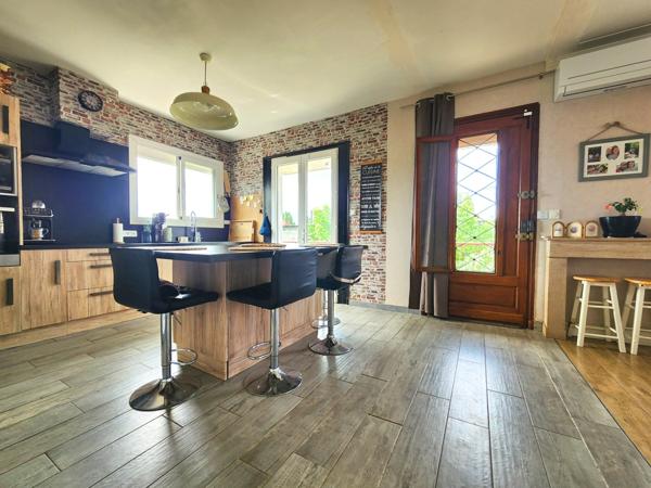 Maison sur deux niveaux 5 chambres Garages à vendre sur la commune de  PINEUILH (33)