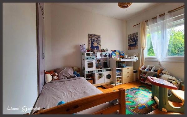 Maison sur deux niveaux 5 chambres Garages à vendre sur la commune de  PINEUILH (33)