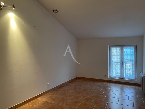 JOLIE MAISON DE VILLAGE DE 74M2 AVEC GARAGE, BALCON ET CAVE AU COEUR DE RIEZ (04).