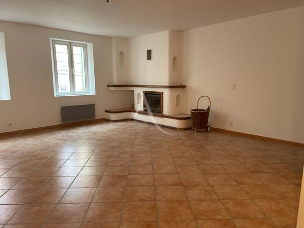 JOLIE MAISON DE VILLAGE DE 74M2 AVEC GARAGE, BALCON ET CAVE AU COEUR DE RIEZ (04).