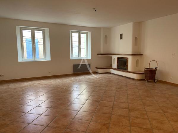 JOLIE MAISON DE VILLAGE DE 74M2 AVEC GARAGE, BALCON ET CAVE AU COEUR DE RIEZ (04).