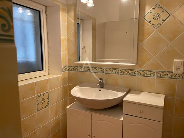 JOLIE MAISON DE VILLAGE DE 74M2 AVEC GARAGE, BALCON ET CAVE AU COEUR DE RIEZ (04).