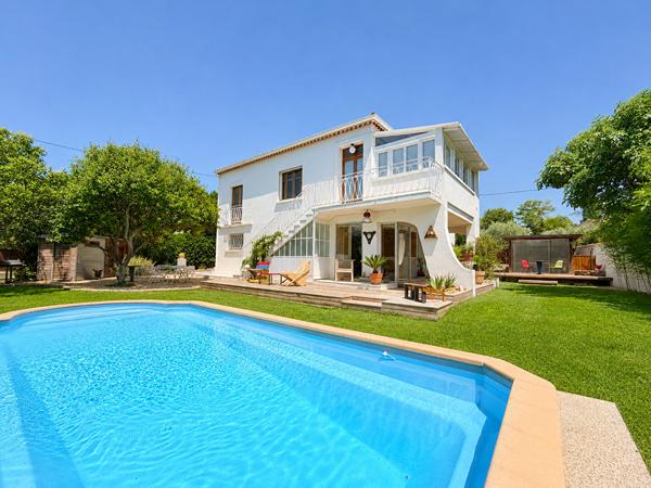 Maison T5 proche centre village avec piscine, garage et dépendances.