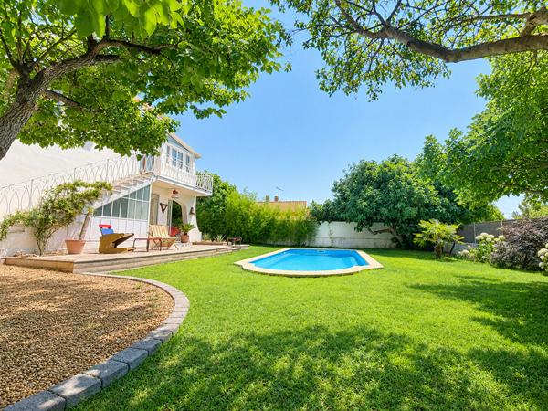 Maison T5 proche centre village avec piscine, garage et dépendances.