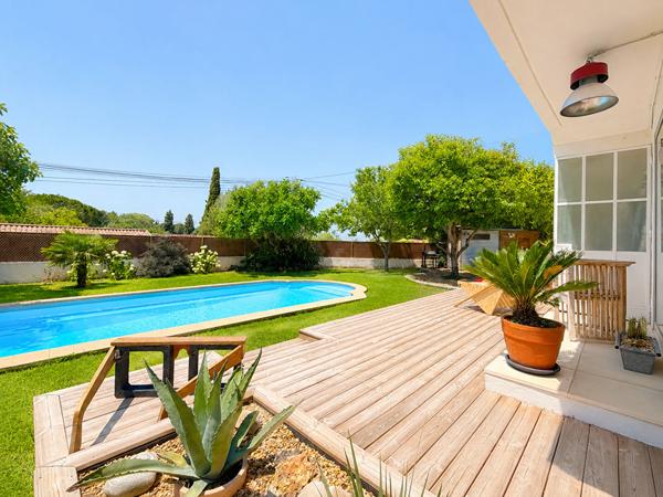 Maison T5 proche centre village avec piscine, garage et dépendances.