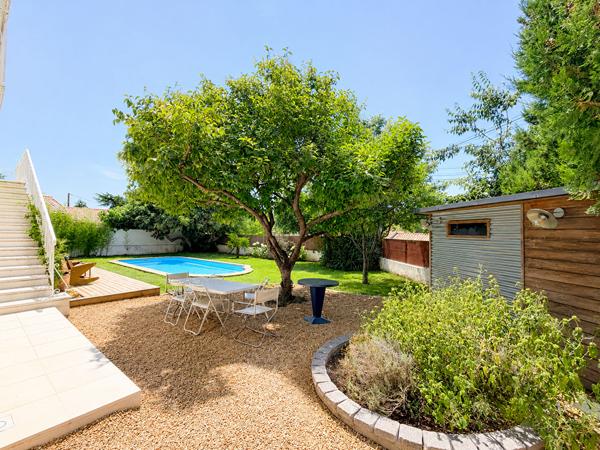 Maison T5 proche centre village avec piscine, garage et dépendances.