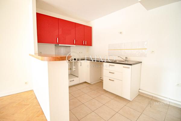 3 pièces avec balcon résidence récente au pied du RER B La Croix De Berny