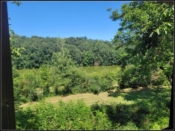 SITE D EXCEPTION, 6 HABITATIONS, UN LAC, DES BOIS, DES PRAIRIES à LA ROMIEU (32)