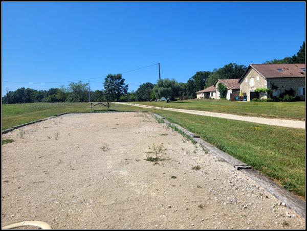 SITE D EXCEPTION, 6 HABITATIONS, UN LAC, DES BOIS, DES PRAIRIES à LA ROMIEU (32)