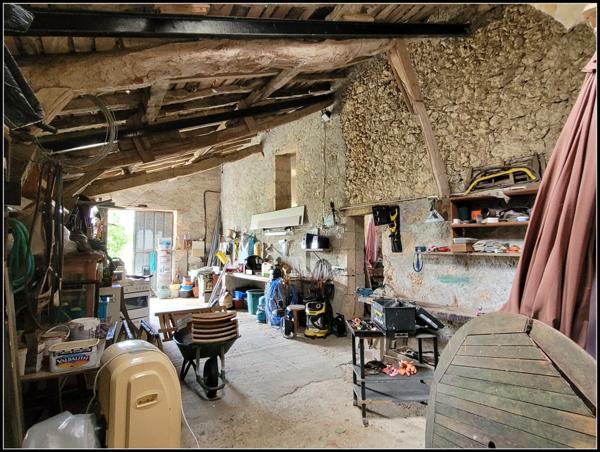 SITE D EXCEPTION, 6 HABITATIONS, UN LAC, DES BOIS, DES PRAIRIES à LA ROMIEU (32)