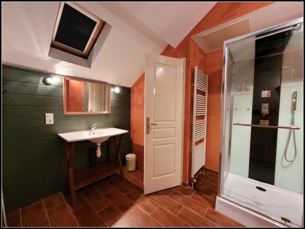 SITE D EXCEPTION, 6 HABITATIONS, UN LAC, DES BOIS, DES PRAIRIES à LA ROMIEU (32)