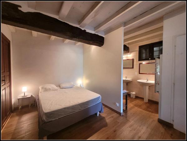 SITE D EXCEPTION, 6 HABITATIONS, UN LAC, DES BOIS, DES PRAIRIES à LA ROMIEU (32)