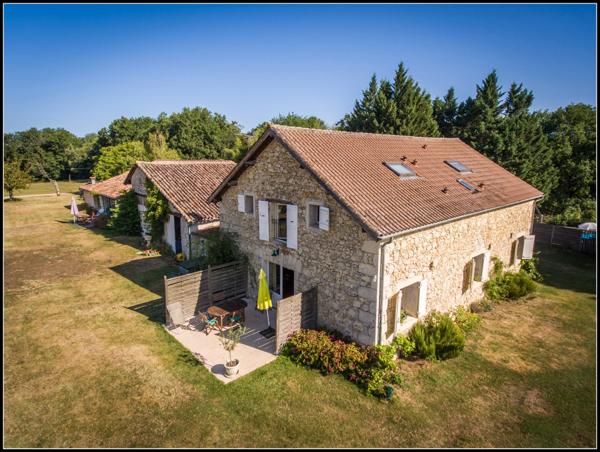 SITE D EXCEPTION, 6 HABITATIONS, UN LAC, DES BOIS, DES PRAIRIES à LA ROMIEU (32)