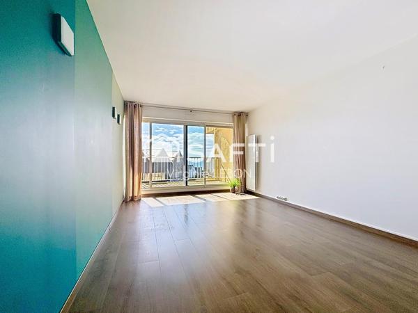 Bel appartement T3 rénové avec goût, vue sur port maria et mer