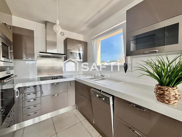 Bel appartement T3 rénové avec goût, vue sur port maria et mer