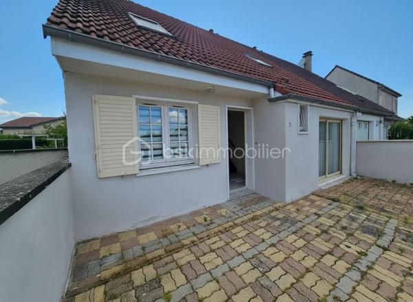 Dans un quartier résidentiel calme et apprécié, venez découvrir cette maison familiale d'environ 90 m² offrant un cadre de vie agréable et un beau potentiel, limite Roanne et Villerest.
Elle se compose au rdc d'un séjour lumineux avec cheminée à foyer fermé, d'une cuisine équipée ouverte sur une véranda exposée sud-ouest, d'un garage aménagé en pièce supplémentaire. A l'étage, elle offre 3 chambres, une salle de bains et un espace bureau ou lingerie.
Vous profiterez également d'une cour fermée avec portail permettant de stationner plusieurs véhicules, d'un jardin arboré d'environ 250 m² agrémenté de nombreux arbres fruitiers ainsi que d'une cave sur toute la surface de la maison.
Une opportunité idéale pour une famille à la recherche de calme et de verdure à proximité des commodités.
À visiter rapidement !
