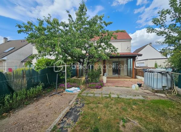 Dans un quartier résidentiel calme et apprécié, venez découvrir cette maison familiale d'environ 90 m² offrant un cadre de vie agréable et un beau potentiel, limite Roanne et Villerest.
Elle se compose au rdc d'un séjour lumineux avec cheminée à foyer fermé, d'une cuisine équipée ouverte sur une véranda exposée sud-ouest, d'un garage aménagé en pièce supplémentaire. A l'étage, elle offre 3 chambres, une salle de bains et un espace bureau ou lingerie.
Vous profiterez également d'une cour fermée avec portail permettant de stationner plusieurs véhicules, d'un jardin arboré d'environ 250 m² agrémenté de nombreux arbres fruitiers ainsi que d'une cave sur toute la surface de la maison.
Une opportunité idéale pour une famille à la recherche de calme et de verdure à proximité des commodités.
À visiter rapidement !