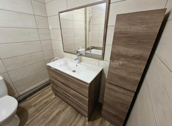 Dans un quartier résidentiel calme et apprécié, venez découvrir cette maison familiale d'environ 90 m² offrant un cadre de vie agréable et un beau potentiel, limite Roanne et Villerest.
Elle se compose au rdc d'un séjour lumineux avec cheminée à foyer fermé, d'une cuisine équipée ouverte sur une véranda exposée sud-ouest, d'un garage aménagé en pièce supplémentaire. A l'étage, elle offre 3 chambres, une salle de bains et un espace bureau ou lingerie.
Vous profiterez également d'une cour fermée avec portail permettant de stationner plusieurs véhicules, d'un jardin arboré d'environ 250 m² agrémenté de nombreux arbres fruitiers ainsi que d'une cave sur toute la surface de la maison.
Une opportunité idéale pour une famille à la recherche de calme et de verdure à proximité des commodités.
À visiter rapidement !