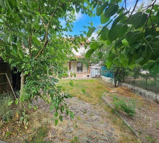 Dans un quartier résidentiel calme et apprécié, venez découvrir cette maison familiale d'environ 90 m² offrant un cadre de vie agréable et un beau potentiel, limite Roanne et Villerest.
Elle se compose au rdc d'un séjour lumineux avec cheminée à foyer fermé, d'une cuisine équipée ouverte sur une véranda exposée sud-ouest, d'un garage aménagé en pièce supplémentaire. A l'étage, elle offre 3 chambres, une salle de bains et un espace bureau ou lingerie.
Vous profiterez également d'une cour fermée avec portail permettant de stationner plusieurs véhicules, d'un jardin arboré d'environ 250 m² agrémenté de nombreux arbres fruitiers ainsi que d'une cave sur toute la surface de la maison.
Une opportunité idéale pour une famille à la recherche de calme et de verdure à proximité des commodités.
À visiter rapidement !