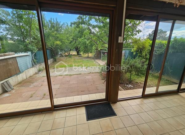 Dans un quartier résidentiel calme et apprécié, venez découvrir cette maison familiale d'environ 90 m² offrant un cadre de vie agréable et un beau potentiel, limite Roanne et Villerest.
Elle se compose au rdc d'un séjour lumineux avec cheminée à foyer fermé, d'une cuisine équipée ouverte sur une véranda exposée sud-ouest, d'un garage aménagé en pièce supplémentaire. A l'étage, elle offre 3 chambres, une salle de bains et un espace bureau ou lingerie.
Vous profiterez également d'une cour fermée avec portail permettant de stationner plusieurs véhicules, d'un jardin arboré d'environ 250 m² agrémenté de nombreux arbres fruitiers ainsi que d'une cave sur toute la surface de la maison.
Une opportunité idéale pour une famille à la recherche de calme et de verdure à proximité des commodités.
À visiter rapidement !