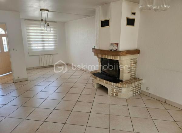 Dans un quartier résidentiel calme et apprécié, venez découvrir cette maison familiale d'environ 90 m² offrant un cadre de vie agréable et un beau potentiel, limite Roanne et Villerest.
Elle se compose au rdc d'un séjour lumineux avec cheminée à foyer fermé, d'une cuisine équipée ouverte sur une véranda exposée sud-ouest, d'un garage aménagé en pièce supplémentaire. A l'étage, elle offre 3 chambres, une salle de bains et un espace bureau ou lingerie.
Vous profiterez également d'une cour fermée avec portail permettant de stationner plusieurs véhicules, d'un jardin arboré d'environ 250 m² agrémenté de nombreux arbres fruitiers ainsi que d'une cave sur toute la surface de la maison.
Une opportunité idéale pour une famille à la recherche de calme et de verdure à proximité des commodités.
À visiter rapidement !
