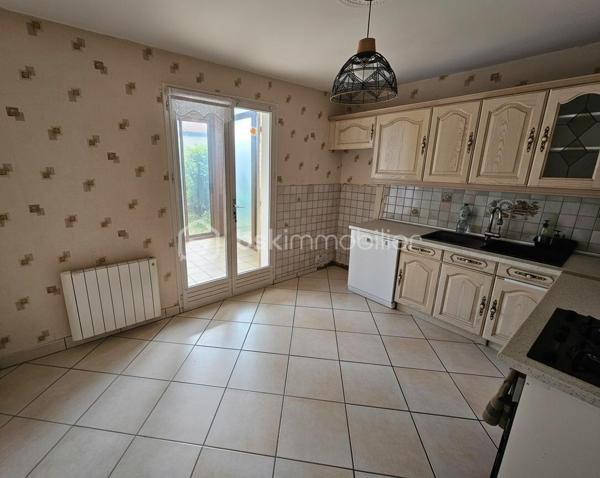 Dans un quartier résidentiel calme et apprécié, venez découvrir cette maison familiale d'environ 90 m² offrant un cadre de vie agréable et un beau potentiel, limite Roanne et Villerest.
Elle se compose au rdc d'un séjour lumineux avec cheminée à foyer fermé, d'une cuisine équipée ouverte sur une véranda exposée sud-ouest, d'un garage aménagé en pièce supplémentaire. A l'étage, elle offre 3 chambres, une salle de bains et un espace bureau ou lingerie.
Vous profiterez également d'une cour fermée avec portail permettant de stationner plusieurs véhicules, d'un jardin arboré d'environ 250 m² agrémenté de nombreux arbres fruitiers ainsi que d'une cave sur toute la surface de la maison.
Une opportunité idéale pour une famille à la recherche de calme et de verdure à proximité des commodités.
À visiter rapidement !