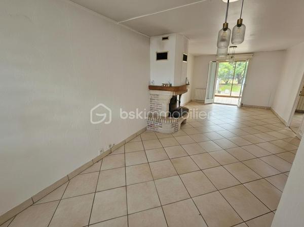Dans un quartier résidentiel calme et apprécié, venez découvrir cette maison familiale d'environ 90 m² offrant un cadre de vie agréable et un beau potentiel, limite Roanne et Villerest.
Elle se compose au rdc d'un séjour lumineux avec cheminée à foyer fermé, d'une cuisine équipée ouverte sur une véranda exposée sud-ouest, d'un garage aménagé en pièce supplémentaire. A l'étage, elle offre 3 chambres, une salle de bains et un espace bureau ou lingerie.
Vous profiterez également d'une cour fermée avec portail permettant de stationner plusieurs véhicules, d'un jardin arboré d'environ 250 m² agrémenté de nombreux arbres fruitiers ainsi que d'une cave sur toute la surface de la maison.
Une opportunité idéale pour une famille à la recherche de calme et de verdure à proximité des commodités.
À visiter rapidement !