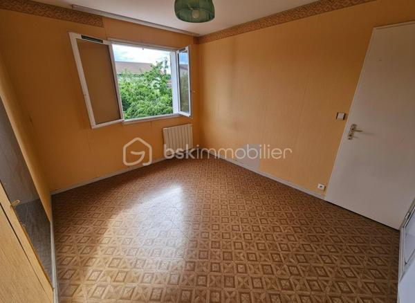 Dans un quartier résidentiel calme et apprécié, venez découvrir cette maison familiale d'environ 90 m² offrant un cadre de vie agréable et un beau potentiel, limite Roanne et Villerest.
Elle se compose au rdc d'un séjour lumineux avec cheminée à foyer fermé, d'une cuisine équipée ouverte sur une véranda exposée sud-ouest, d'un garage aménagé en pièce supplémentaire. A l'étage, elle offre 3 chambres, une salle de bains et un espace bureau ou lingerie.
Vous profiterez également d'une cour fermée avec portail permettant de stationner plusieurs véhicules, d'un jardin arboré d'environ 250 m² agrémenté de nombreux arbres fruitiers ainsi que d'une cave sur toute la surface de la maison.
Une opportunité idéale pour une famille à la recherche de calme et de verdure à proximité des commodités.
À visiter rapidement !