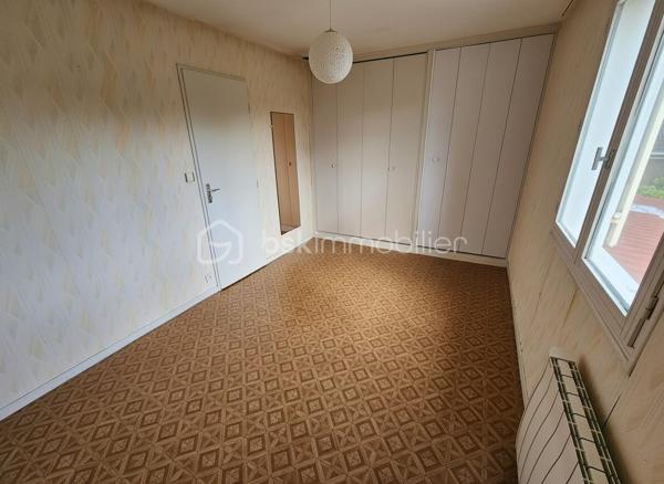 Dans un quartier résidentiel calme et apprécié, venez découvrir cette maison familiale d'environ 90 m² offrant un cadre de vie agréable et un beau potentiel, limite Roanne et Villerest.
Elle se compose au rdc d'un séjour lumineux avec cheminée à foyer fermé, d'une cuisine équipée ouverte sur une véranda exposée sud-ouest, d'un garage aménagé en pièce supplémentaire. A l'étage, elle offre 3 chambres, une salle de bains et un espace bureau ou lingerie.
Vous profiterez également d'une cour fermée avec portail permettant de stationner plusieurs véhicules, d'un jardin arboré d'environ 250 m² agrémenté de nombreux arbres fruitiers ainsi que d'une cave sur toute la surface de la maison.
Une opportunité idéale pour une famille à la recherche de calme et de verdure à proximité des commodités.
À visiter rapidement !