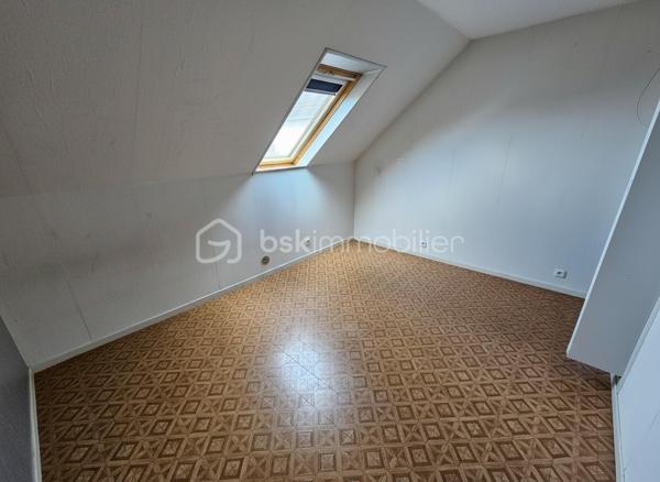 Dans un quartier résidentiel calme et apprécié, venez découvrir cette maison familiale d'environ 90 m² offrant un cadre de vie agréable et un beau potentiel, limite Roanne et Villerest.
Elle se compose au rdc d'un séjour lumineux avec cheminée à foyer fermé, d'une cuisine équipée ouverte sur une véranda exposée sud-ouest, d'un garage aménagé en pièce supplémentaire. A l'étage, elle offre 3 chambres, une salle de bains et un espace bureau ou lingerie.
Vous profiterez également d'une cour fermée avec portail permettant de stationner plusieurs véhicules, d'un jardin arboré d'environ 250 m² agrémenté de nombreux arbres fruitiers ainsi que d'une cave sur toute la surface de la maison.
Une opportunité idéale pour une famille à la recherche de calme et de verdure à proximité des commodités.
À visiter rapidement !