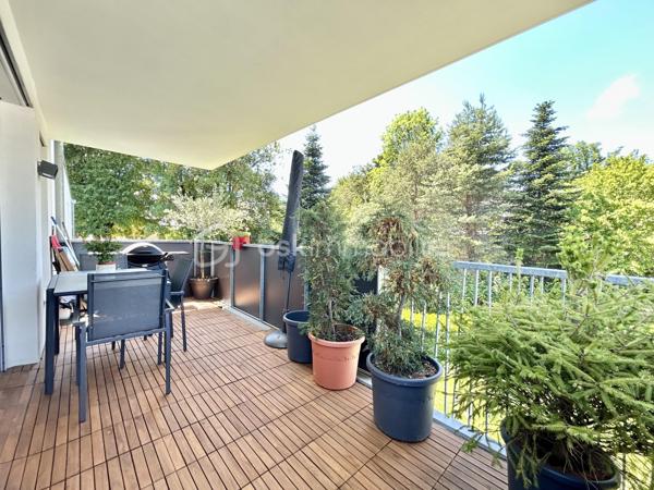 Appartement T3 de 63 m² avec une place de parking inclus , idéalement situé sur les hauteurs de Cognin, dans un environnement calme, verdoyant et recherché.
Situé au 2ᵉ et dernier étage d’une résidence récente sécurisée avec ascenseur, cet appartement lumineux vous séduira par son agencement fonctionnel et son cadre de vie privilégié. L’espace de vie se compose d’un séjour avec cuisine ouverte de 27 m² entièrement équipée. Baigné de lumière naturelle, cet espace s’ouvre sur une agréable terrasse de 12 m² bénéficiant d’une vue dégagée. L’espace nuit comprend deux grandes chambres, ainsi qu’une spacieuse salle d’eau équipée d’une douche à l’italienne. Pour votre confort, vous bénéficierez également d’une cave privative en rez-de-chaussée ainsi que d’un local vélos commun à l’entrée de l’immeuble. Une place de stationnement est incluse dans le prix de vente, avec la possibilité d’acquérir d'une seconde place en supplément. Nichée dans un quartier paisible, cette résidence offre un cadre de vie idéal pour profiter du calme tout en restant à proximité des commodités et des axes principaux. Une belle opportunité à saisir pour ceux qui recherchent confort, luminosité et tranquillité dans un environnement privilégié. 
À découvrir sans tarder !