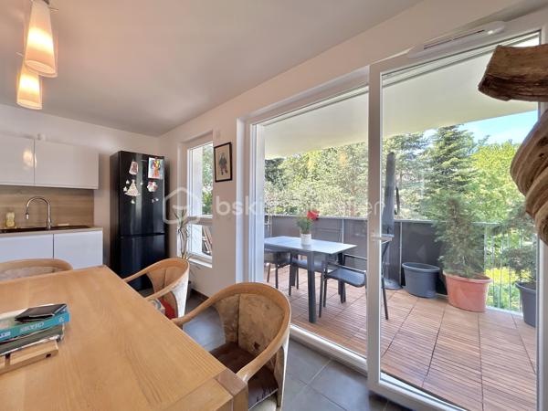 Appartement T3 de 63 m² avec une place de parking inclus , idéalement situé sur les hauteurs de Cognin, dans un environnement calme, verdoyant et recherché.
Situé au 2ᵉ et dernier étage d’une résidence récente sécurisée avec ascenseur, cet appartement lumineux vous séduira par son agencement fonctionnel et son cadre de vie privilégié. L’espace de vie se compose d’un séjour avec cuisine ouverte de 27 m² entièrement équipée. Baigné de lumière naturelle, cet espace s’ouvre sur une agréable terrasse de 12 m² bénéficiant d’une vue dégagée. L’espace nuit comprend deux grandes chambres, ainsi qu’une spacieuse salle d’eau équipée d’une douche à l’italienne. Pour votre confort, vous bénéficierez également d’une cave privative en rez-de-chaussée ainsi que d’un local vélos commun à l’entrée de l’immeuble. Une place de stationnement est incluse dans le prix de vente, avec la possibilité d’acquérir d'une seconde place en supplément. Nichée dans un quartier paisible, cette résidence offre un cadre de vie idéal pour profiter du calme tout en restant à proximité des commodités et des axes principaux. Une belle opportunité à saisir pour ceux qui recherchent confort, luminosité et tranquillité dans un environnement privilégié. 
À découvrir sans tarder !