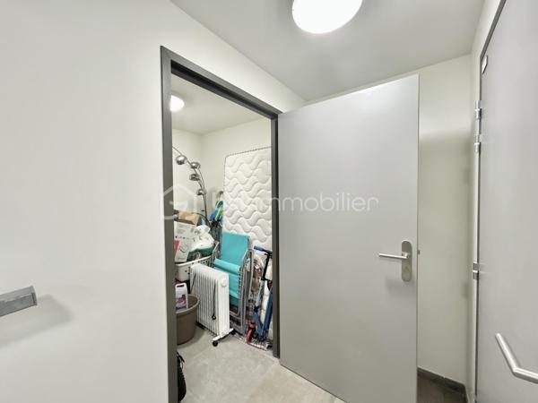 Appartement T3 de 63 m² avec une place de parking inclus , idéalement situé sur les hauteurs de Cognin, dans un environnement calme, verdoyant et recherché.
Situé au 2ᵉ et dernier étage d’une résidence récente sécurisée avec ascenseur, cet appartement lumineux vous séduira par son agencement fonctionnel et son cadre de vie privilégié. L’espace de vie se compose d’un séjour avec cuisine ouverte de 27 m² entièrement équipée. Baigné de lumière naturelle, cet espace s’ouvre sur une agréable terrasse de 12 m² bénéficiant d’une vue dégagée. L’espace nuit comprend deux grandes chambres, ainsi qu’une spacieuse salle d’eau équipée d’une douche à l’italienne. Pour votre confort, vous bénéficierez également d’une cave privative en rez-de-chaussée ainsi que d’un local vélos commun à l’entrée de l’immeuble. Une place de stationnement est incluse dans le prix de vente, avec la possibilité d’acquérir d'une seconde place en supplément. Nichée dans un quartier paisible, cette résidence offre un cadre de vie idéal pour profiter du calme tout en restant à proximité des commodités et des axes principaux. Une belle opportunité à saisir pour ceux qui recherchent confort, luminosité et tranquillité dans un environnement privilégié. 
À découvrir sans tarder !