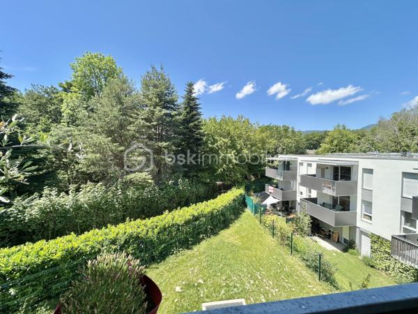 Appartement T3 de 63 m² avec une place de parking inclus , idéalement situé sur les hauteurs de Cognin, dans un environnement calme, verdoyant et recherché.
Situé au 2ᵉ et dernier étage d’une résidence récente sécurisée avec ascenseur, cet appartement lumineux vous séduira par son agencement fonctionnel et son cadre de vie privilégié. L’espace de vie se compose d’un séjour avec cuisine ouverte de 27 m² entièrement équipée. Baigné de lumière naturelle, cet espace s’ouvre sur une agréable terrasse de 12 m² bénéficiant d’une vue dégagée. L’espace nuit comprend deux grandes chambres, ainsi qu’une spacieuse salle d’eau équipée d’une douche à l’italienne. Pour votre confort, vous bénéficierez également d’une cave privative en rez-de-chaussée ainsi que d’un local vélos commun à l’entrée de l’immeuble. Une place de stationnement est incluse dans le prix de vente, avec la possibilité d’acquérir d'une seconde place en supplément. Nichée dans un quartier paisible, cette résidence offre un cadre de vie idéal pour profiter du calme tout en restant à proximité des commodités et des axes principaux. Une belle opportunité à saisir pour ceux qui recherchent confort, luminosité et tranquillité dans un environnement privilégié. 
À découvrir sans tarder !
