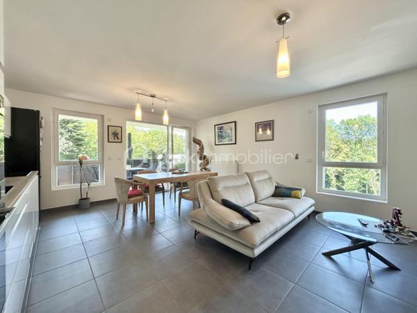 Appartement T3 de 63 m² avec une place de parking inclus , idéalement situé sur les hauteurs de Cognin, dans un environnement calme, verdoyant et recherché.
Situé au 2ᵉ et dernier étage d’une résidence récente sécurisée avec ascenseur, cet appartement lumineux vous séduira par son agencement fonctionnel et son cadre de vie privilégié. L’espace de vie se compose d’un séjour avec cuisine ouverte de 27 m² entièrement équipée. Baigné de lumière naturelle, cet espace s’ouvre sur une agréable terrasse de 12 m² bénéficiant d’une vue dégagée. L’espace nuit comprend deux grandes chambres, ainsi qu’une spacieuse salle d’eau équipée d’une douche à l’italienne. Pour votre confort, vous bénéficierez également d’une cave privative en rez-de-chaussée ainsi que d’un local vélos commun à l’entrée de l’immeuble. Une place de stationnement est incluse dans le prix de vente, avec la possibilité d’acquérir d'une seconde place en supplément. Nichée dans un quartier paisible, cette résidence offre un cadre de vie idéal pour profiter du calme tout en restant à proximité des commodités et des axes principaux. Une belle opportunité à saisir pour ceux qui recherchent confort, luminosité et tranquillité dans un environnement privilégié. 
À découvrir sans tarder !